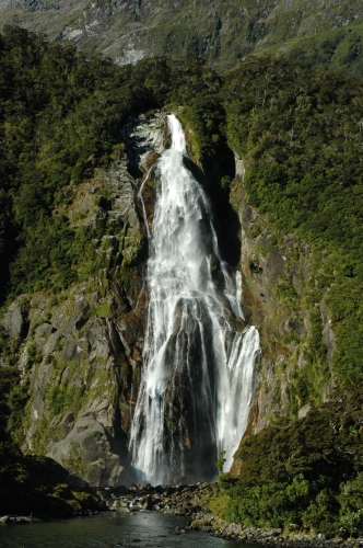 Wasser fällt abermals